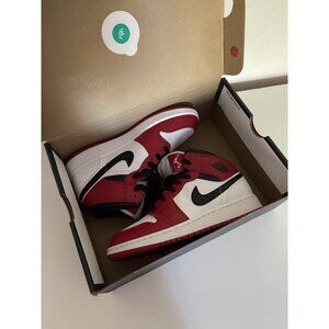 Air Jordan 1 Mid Chicago Red/White/Black Youth Sneakers Size 5Y Leather Upper
